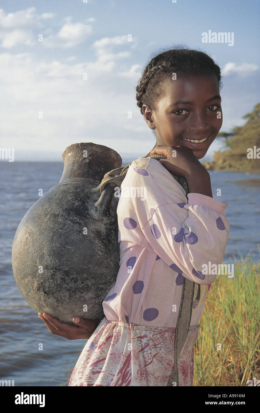 Junge Mädchen tragen Wasser Tontopf auf dem Rücken Lake Langano Äthiopien Stockfoto