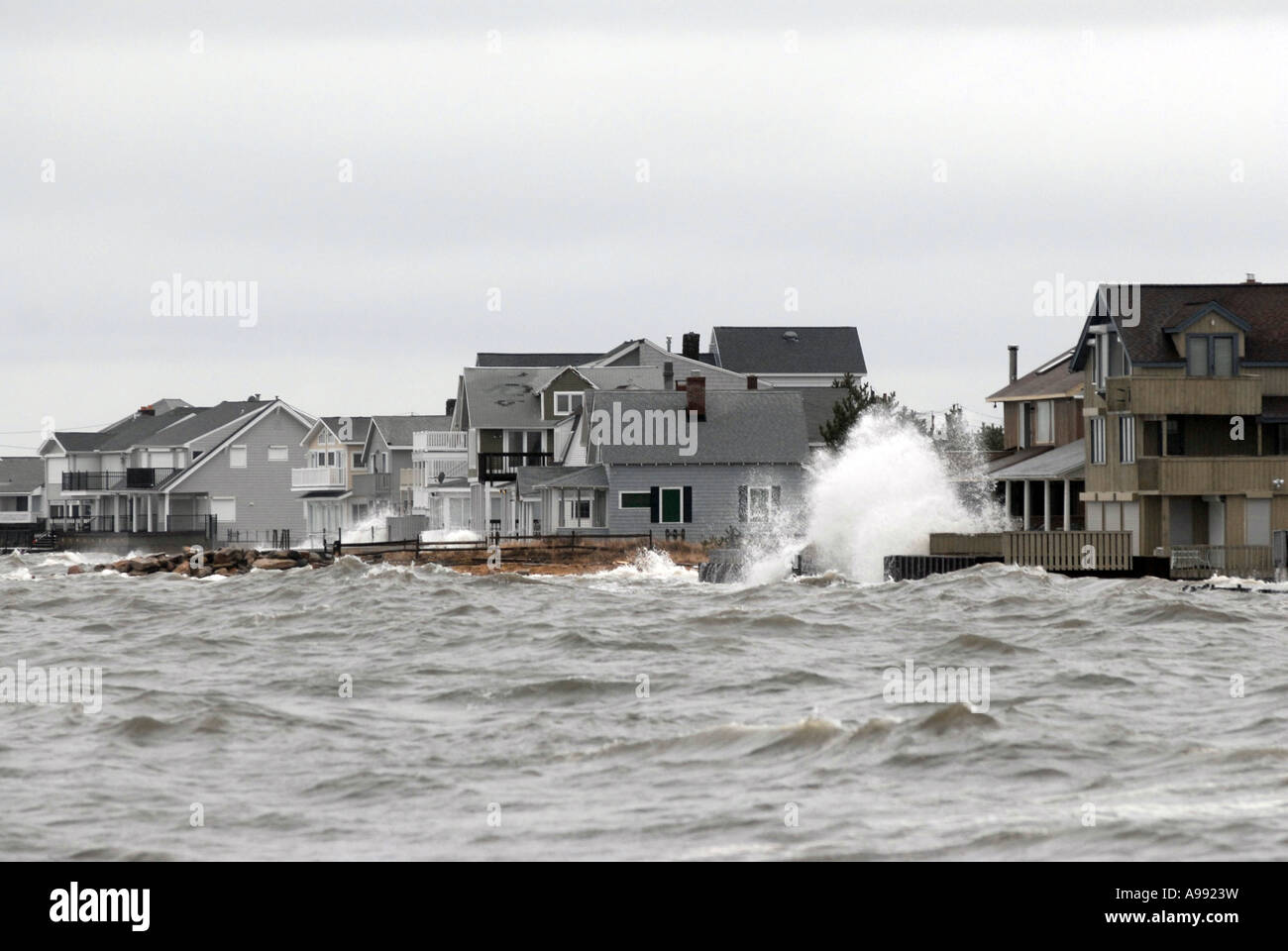 Große Wellen während eines Sturms Überspannungsschutz als eine Feder, die Nor Ostern die Küste von Connecticut in East Haven Connecticut USA trifft Stockfoto
