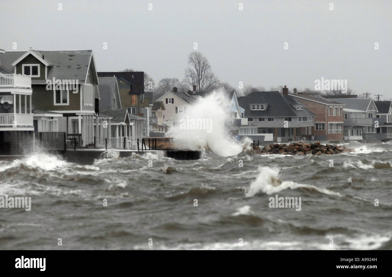 Massive Wellen Pfund der Connecticut Küste während eines Sturms Nor Ostern im Frühjahr 2007 Stockfoto