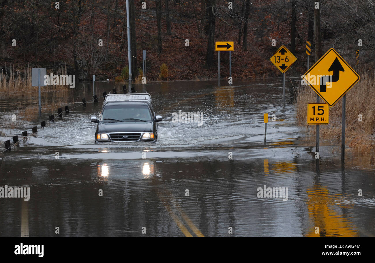 Auto fährt durch eine Straße von Connecticut nach einem massiven Frühling Nor Ostern Stockfoto