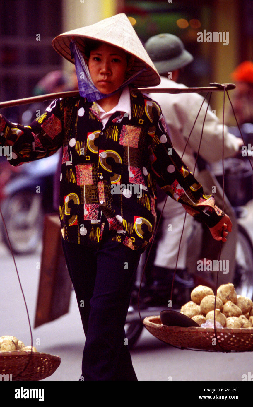 Hanoi Kartoffel Straße Verkäufer mit Schlinge auf der Schulter Stockfoto