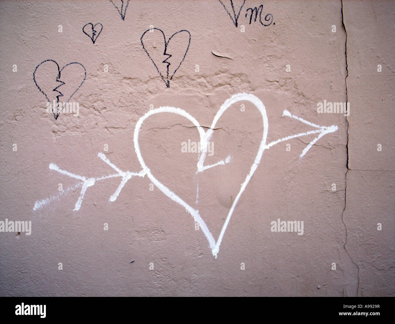 Gebrochene Herzen gemalt Graffiti erstellen eine städtische Texturmuster Stockfoto