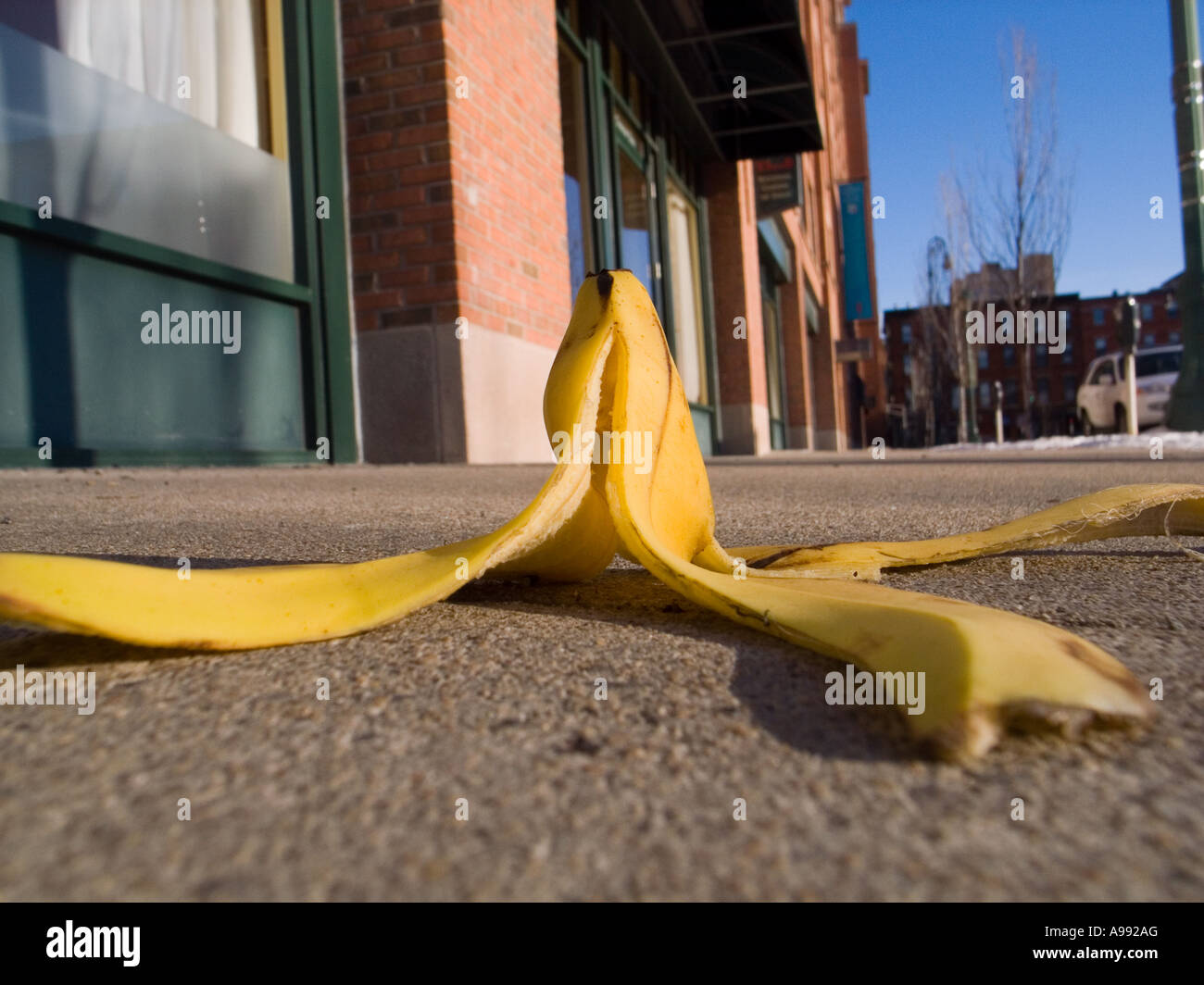 Bananenschale auf einem Bürgersteig-Gefahr-Konzept Stockfoto