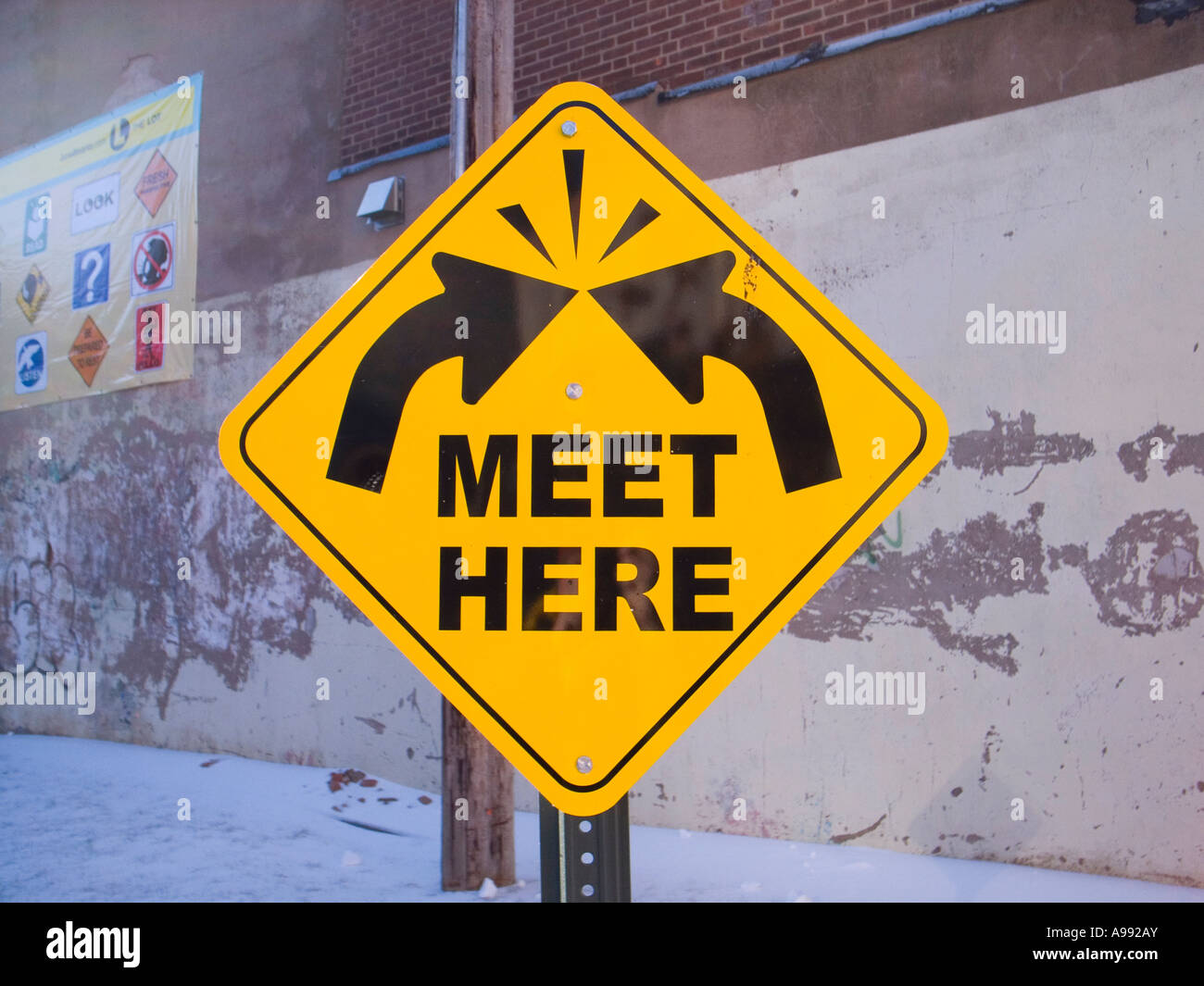Konzeptionelle Zeichen mit Pfeilen fragt Viewer, Outdoor-Kunstwerk hier zu treffen Stockfoto