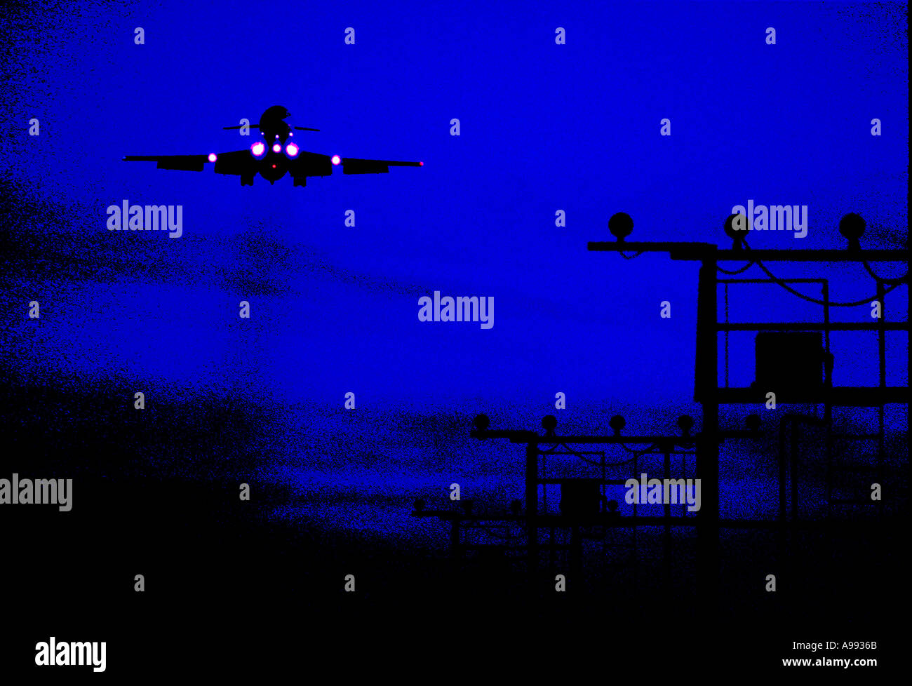 kommerziellen Jet, die Landung in der Nacht Stockfoto