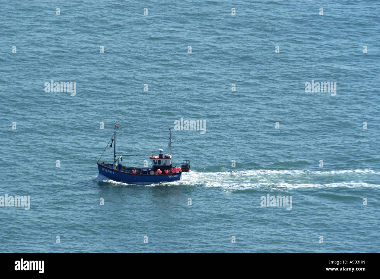 Einem kleinen Küstenfischerei Boot vor Schraubenkopf auf dem Weg zum Salcome Hafen South Devon England Stockfoto