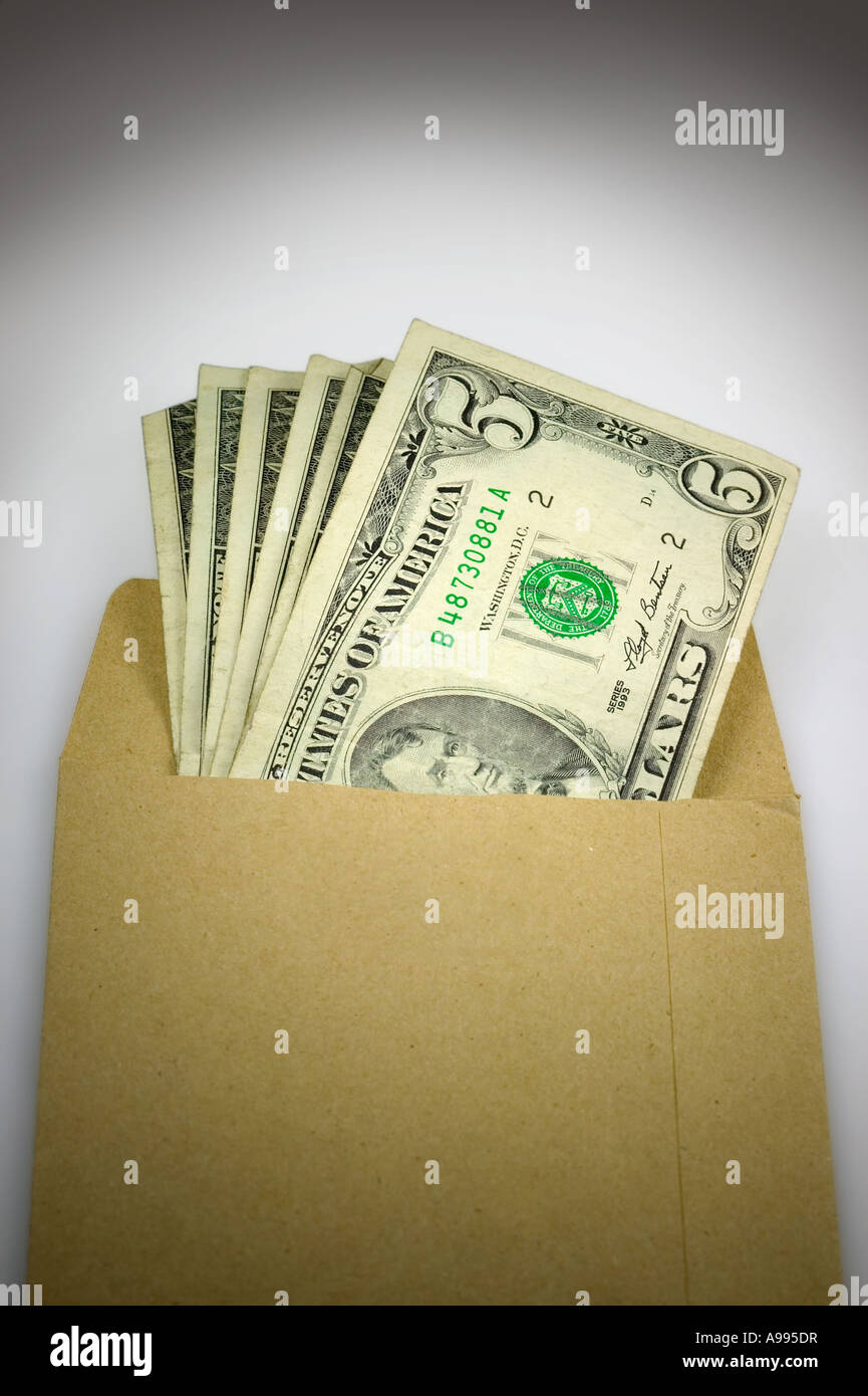 Braunen Umschlag voller Bargeld Bestechung und Korruption Stockfoto