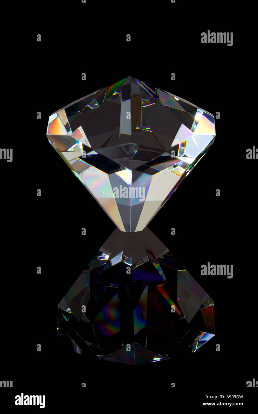 Crystal Diamond Relfected auf schwarzem Hintergrund Stockfoto
