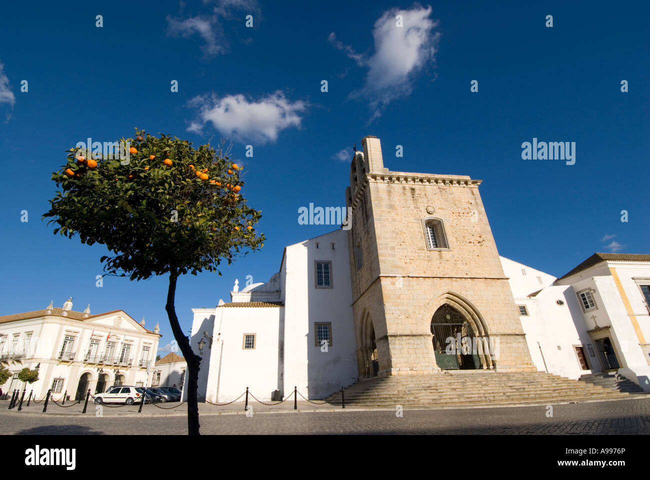 Kathedrale auf dem Platz Largo da Se in der Altstadt der Stadt Cidade Velha in Faro Portugal Stockfoto