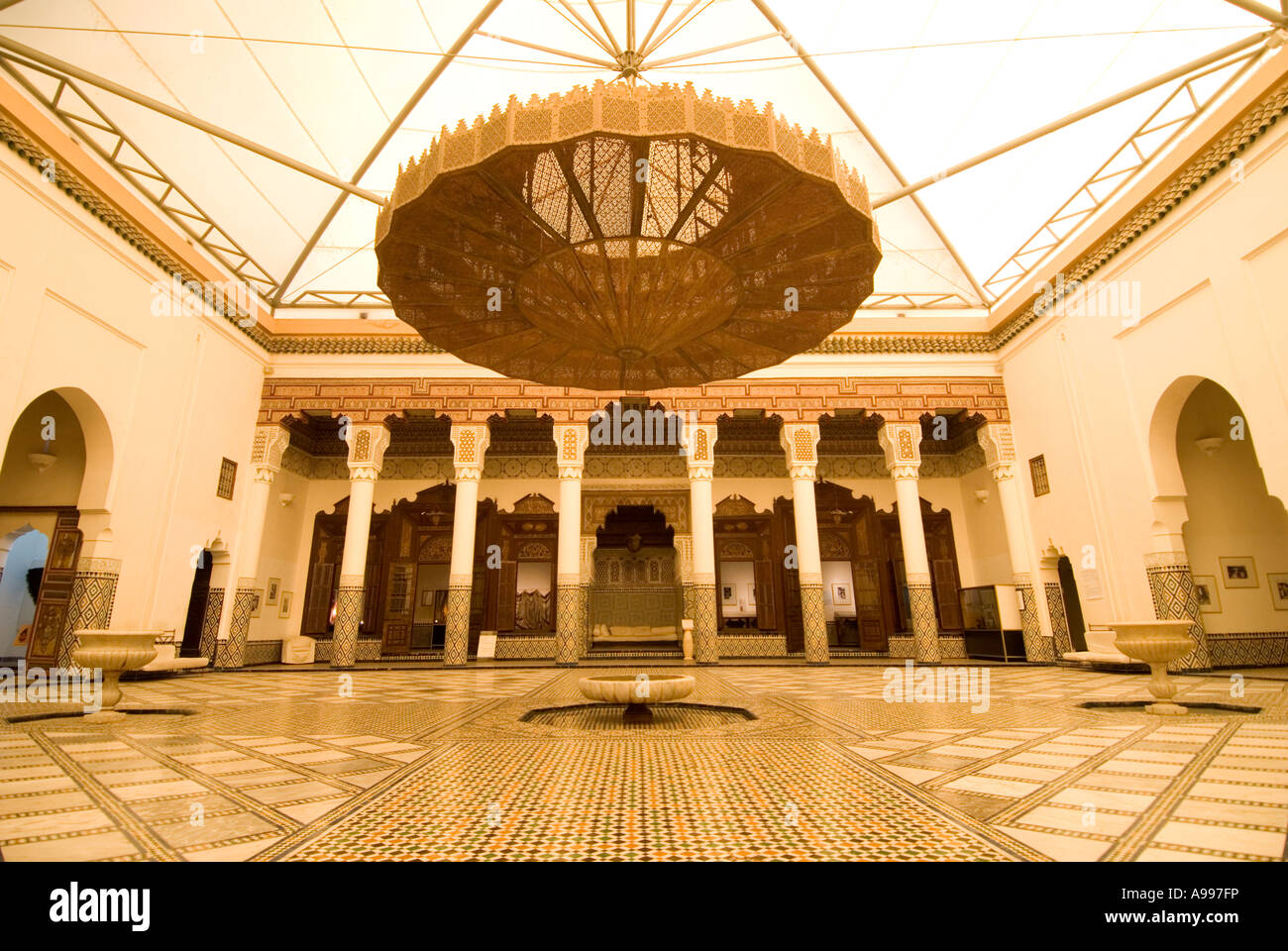 Im zentralen Innenhof des Marrakesch-Museum oder Musee de Marrakesch in einem restaurierten 19. Jahrhundert Riad befindet sich Marokko Stockfoto