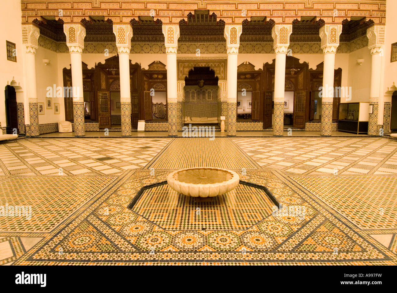 Im zentralen Innenhof des Marrakesch-Museum oder Musee de Marrakesch in einem restaurierten 19. Jahrhundert Riad befindet sich Marokko Stockfoto