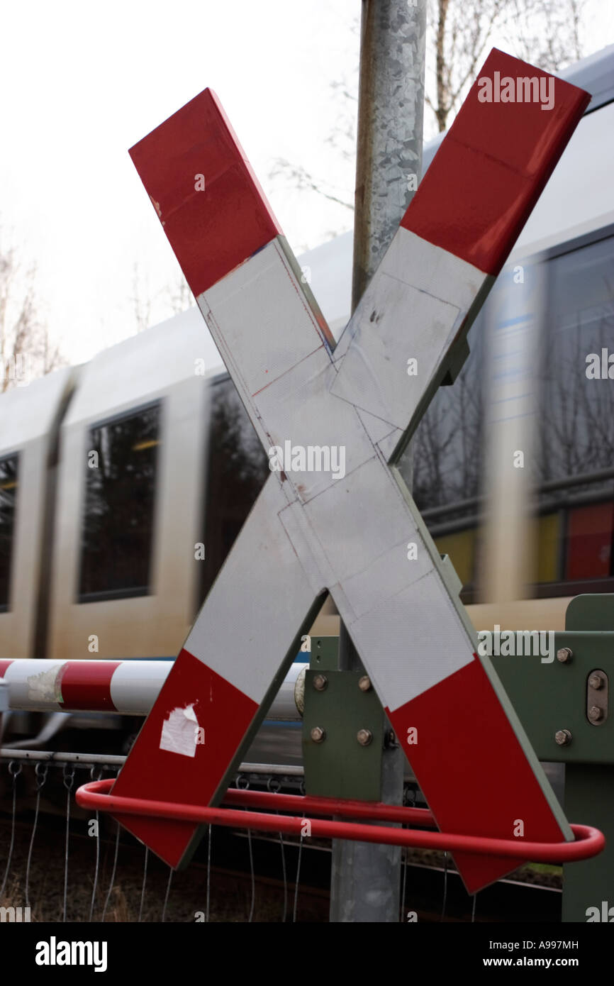 Traffic Sign St.Andrew Kreuz auf einem Bahnübergang Stockfoto