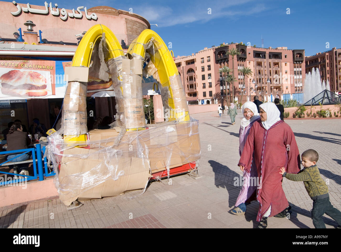 Neue McDonald s goldenen Bögen vor einem Restaurant, Gueliz Marrakech Marokko Stockfoto