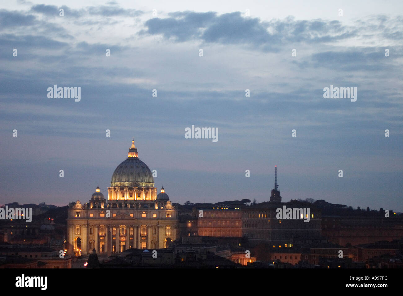 Ein Blick auf den Petersdom von Castel Sant Angelo in Rom, Italien Stockfoto