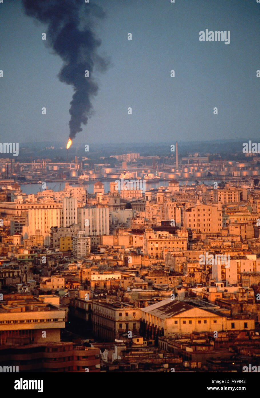 Schwarzer Rauch Wogen aus einer Ölraffinerie in Havanna Harbor Heck ist alt-Havanna im Vordergrund Stockfoto