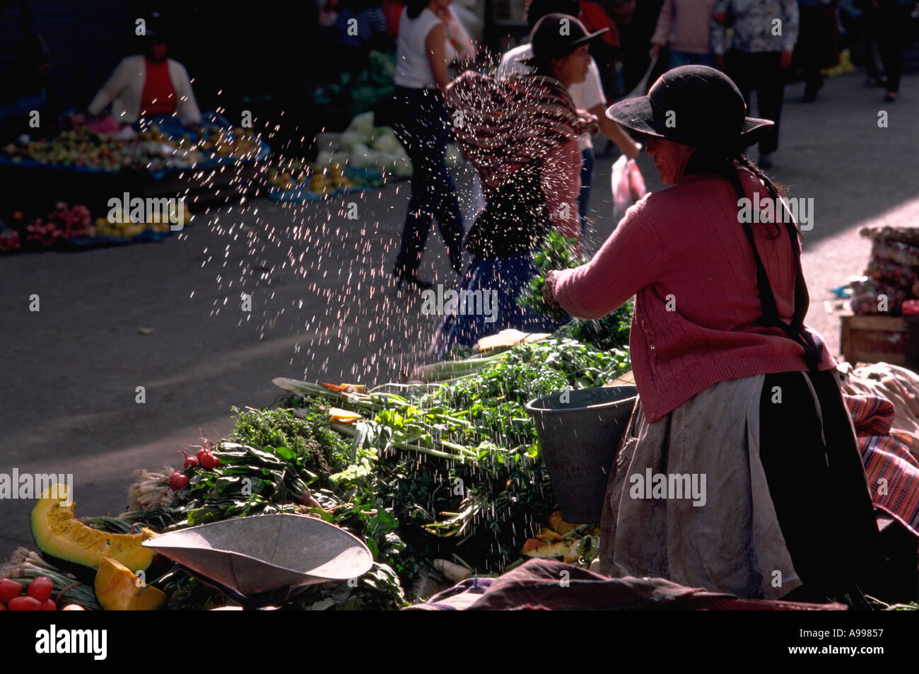 Straßenverkäufer Sprays Wasser über ihr Gemüse zu halten frische auf Mantaro Street Huancayo Junin Abteilung Peru Stockfoto