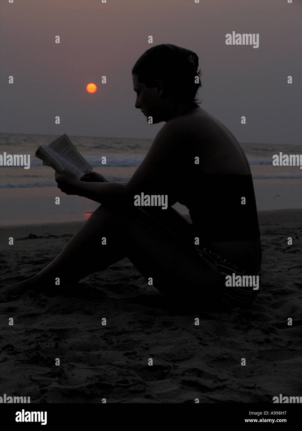 Touristischen lesen am Strand Varkala, Kerala, Südindien. Stockfoto