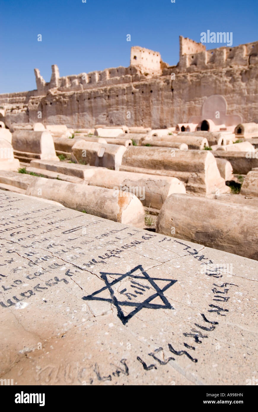 Davidstern auf einem Grab auf einem jüdischen Friedhof namens Miaara in der Mellah Bezirk von Marrakesch, Marokko Stockfoto