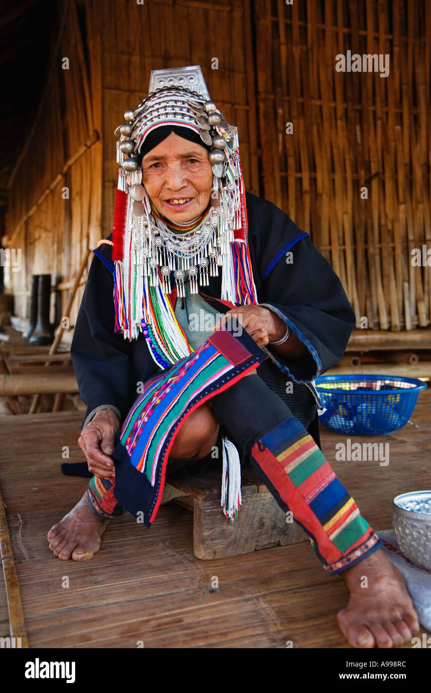 Ein Akha Bergvolk Frauen in ihre reich verzierten Kopfbedeckungen, die Durchführung einer traditionellen Tanz in Nordthailand. Stockfoto