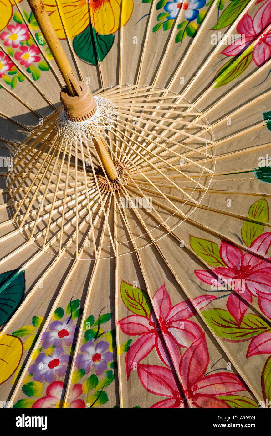 Die Unterseite des ein Baumwolle-Regenschirm mit bunt gemalten Blumen zeigt des Bambus Rippen handgefertigt im Umbrella Making Zentrum Stockfoto