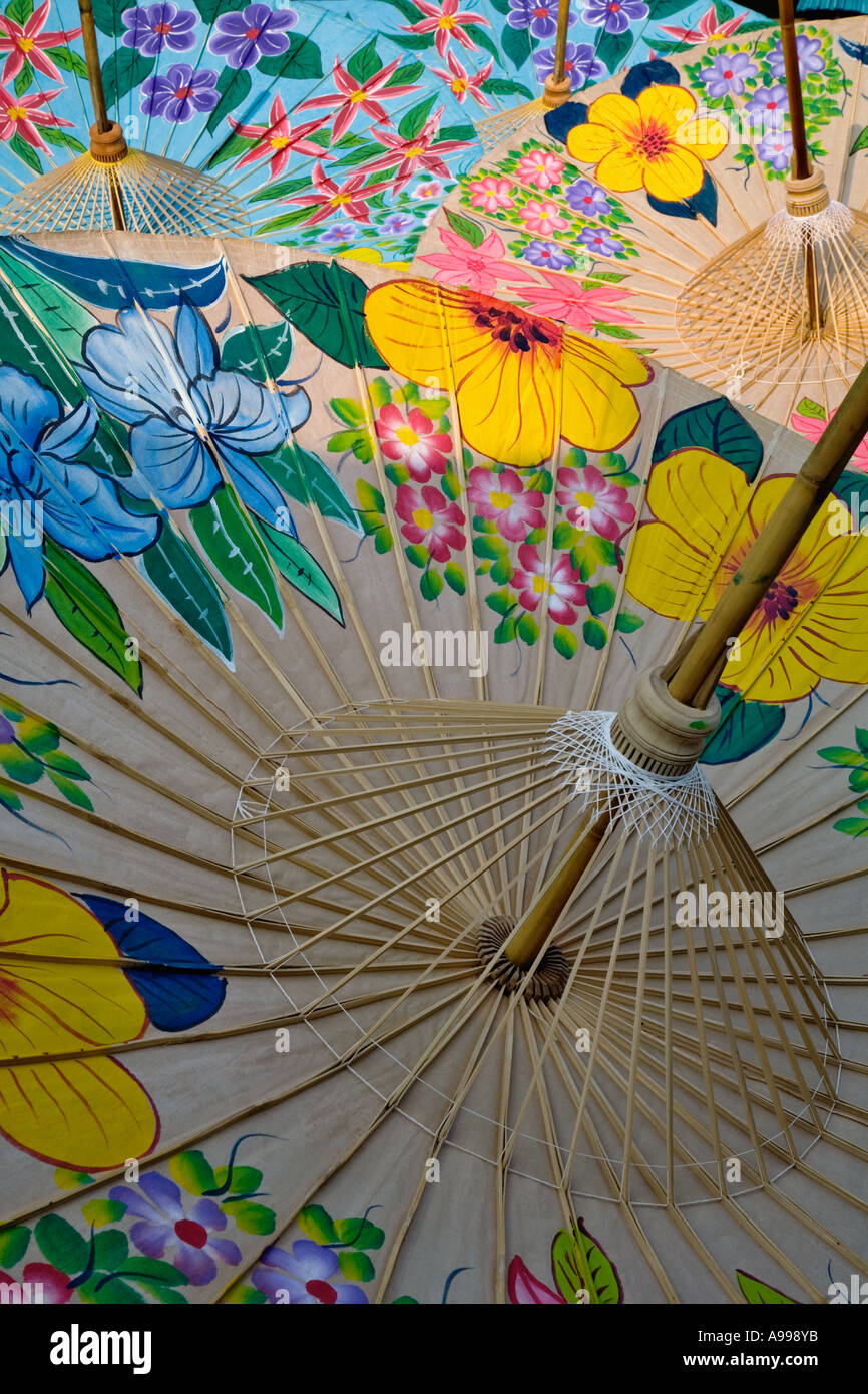 Die Unterseite des handgeschöpfte Baumwolle Schirme mit bunt gemalten Blumen zeigen die Bambus-Rippen am Dach machen Zentrum. Stockfoto