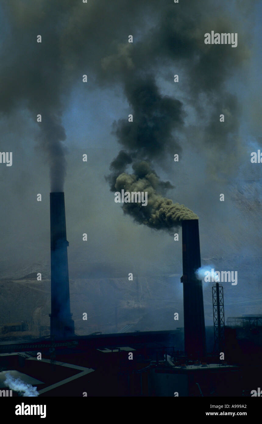 Schornsteine speien Verschmutzung durch die Hütten auf der Chuquicamata Copper Mine im Norden Chiles Calama Stockfoto