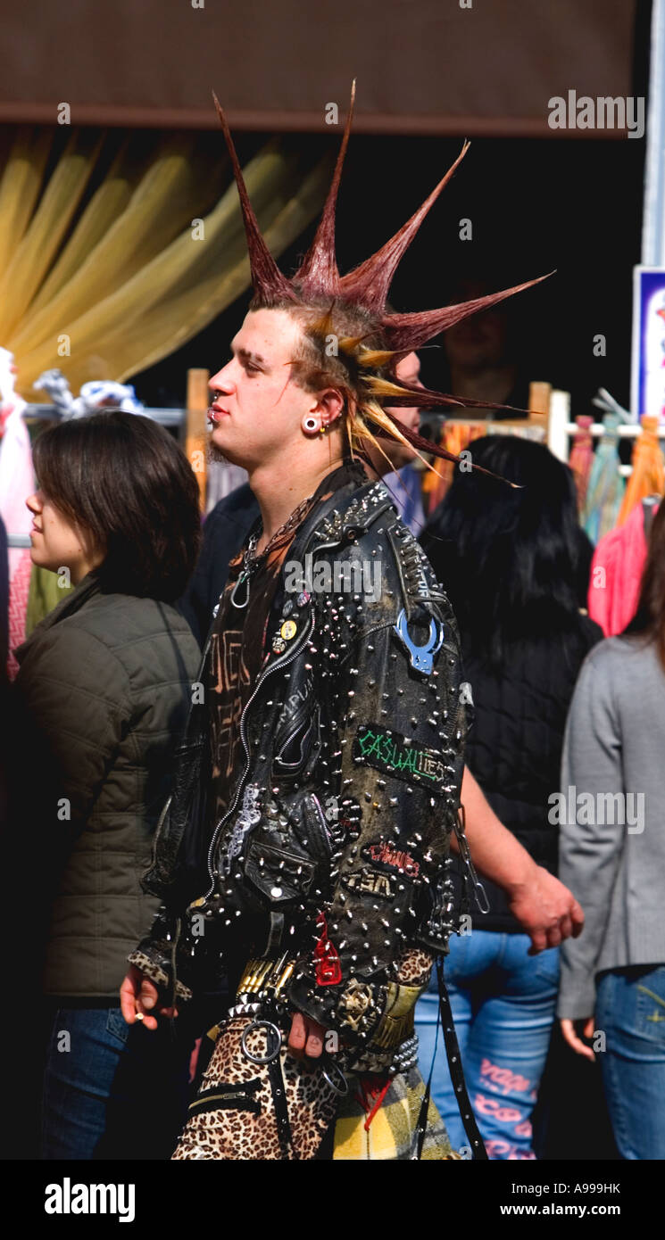 Mohikaner männlich Fußgänger beliebten Camden High Street, London Stockfoto