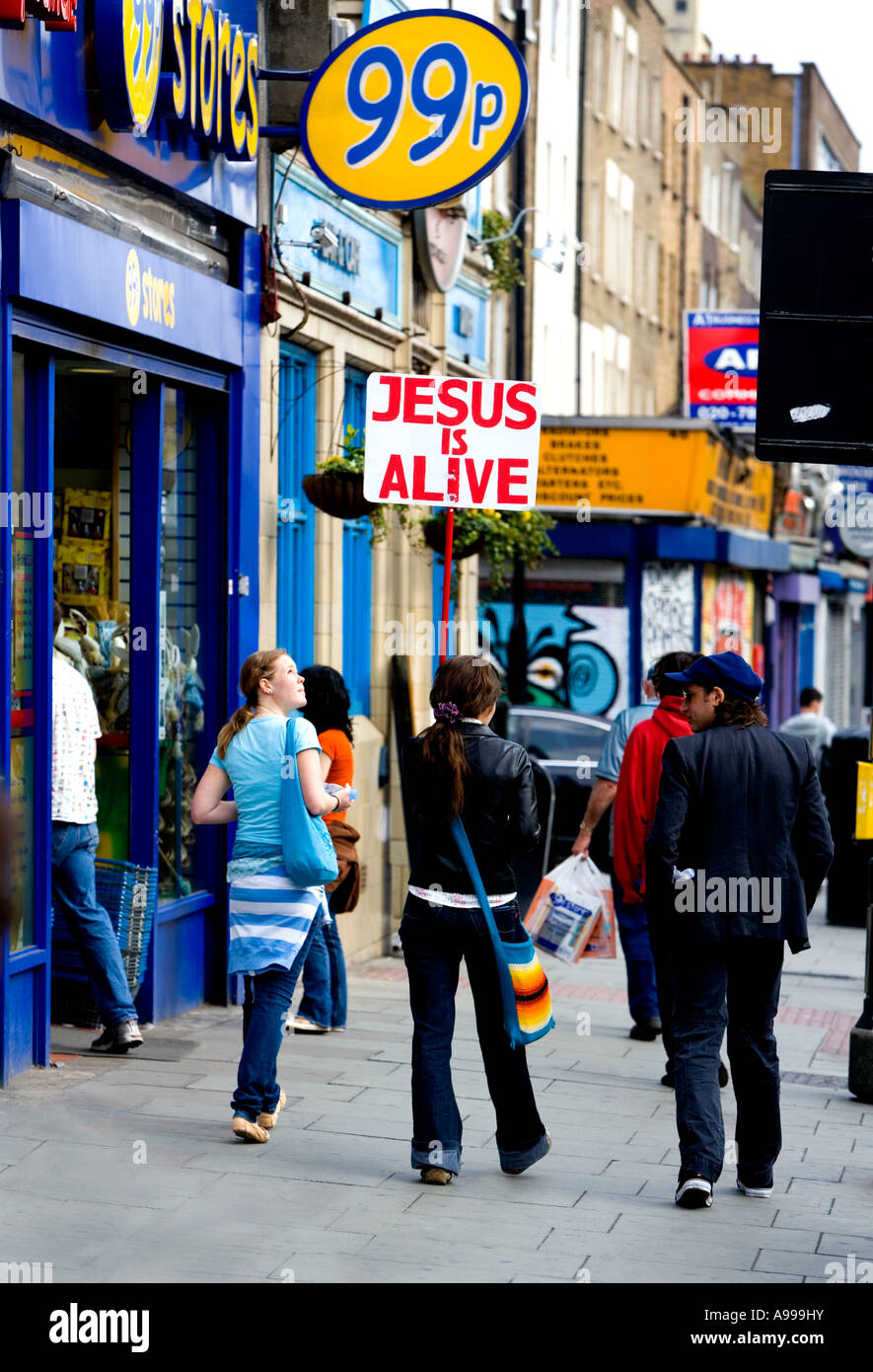 Jesus ist lebendig und 99p Shop - Camden Street Szene London Stockfoto
