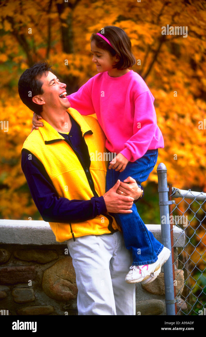 Hispanische Vater seine junge Tochter hielt und lachen Stockfoto