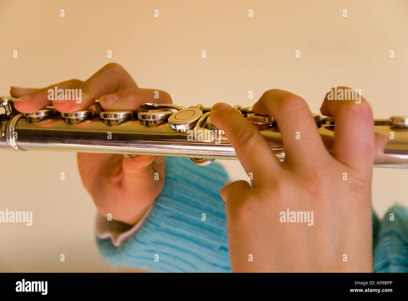 Hand-Positionen von einem Flötenspieler Stockfoto