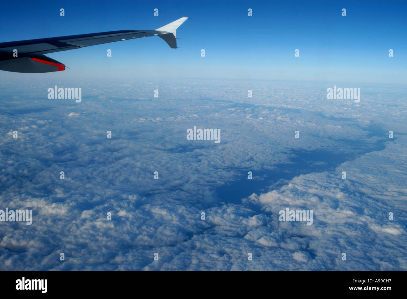 Blick von einem Varig Brazilian Air Company Fenster Flugzeug, fliegen über den Atlantischen Ozean. 27. Januar 2005, um 06:59 Donnerstag. Stockfoto