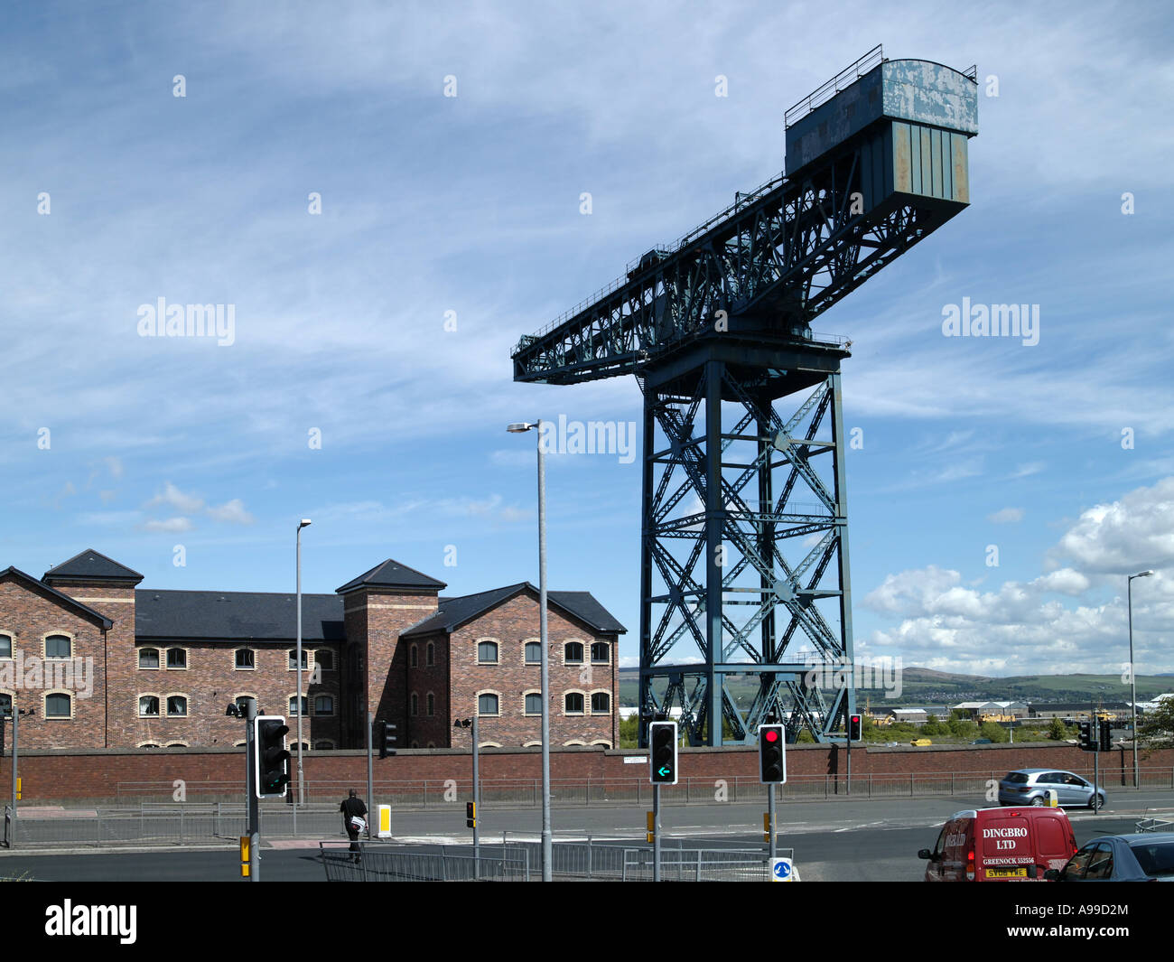 Schiffbau-Kran, Port Glasgow, Clydeside, Zentralschottland, gegenübergestellt mit Neuentwicklung hinter Stockfoto