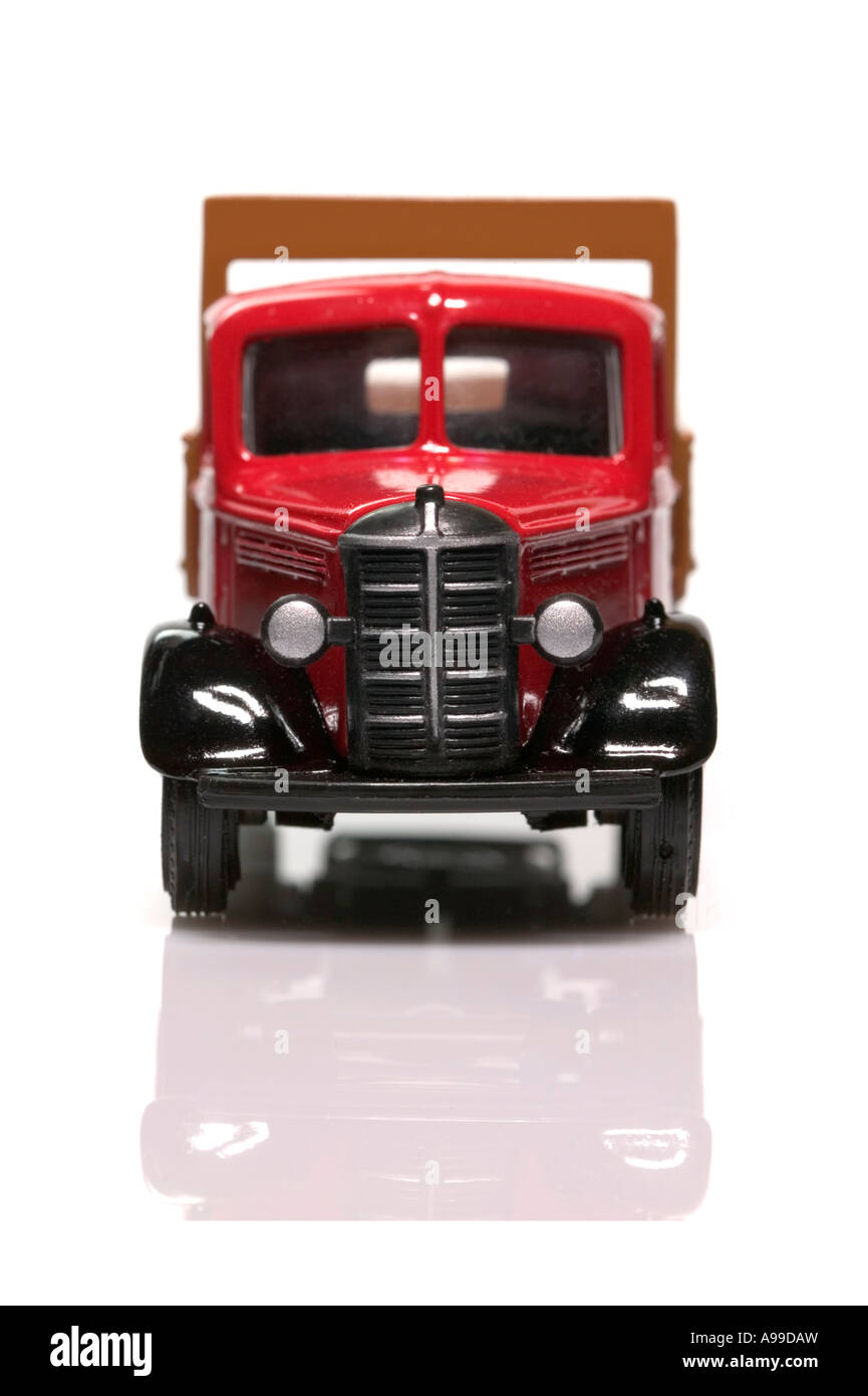 Vorderansicht eines Modells alte altmodische Lieferwagens isoliert auf weiss Stockfoto