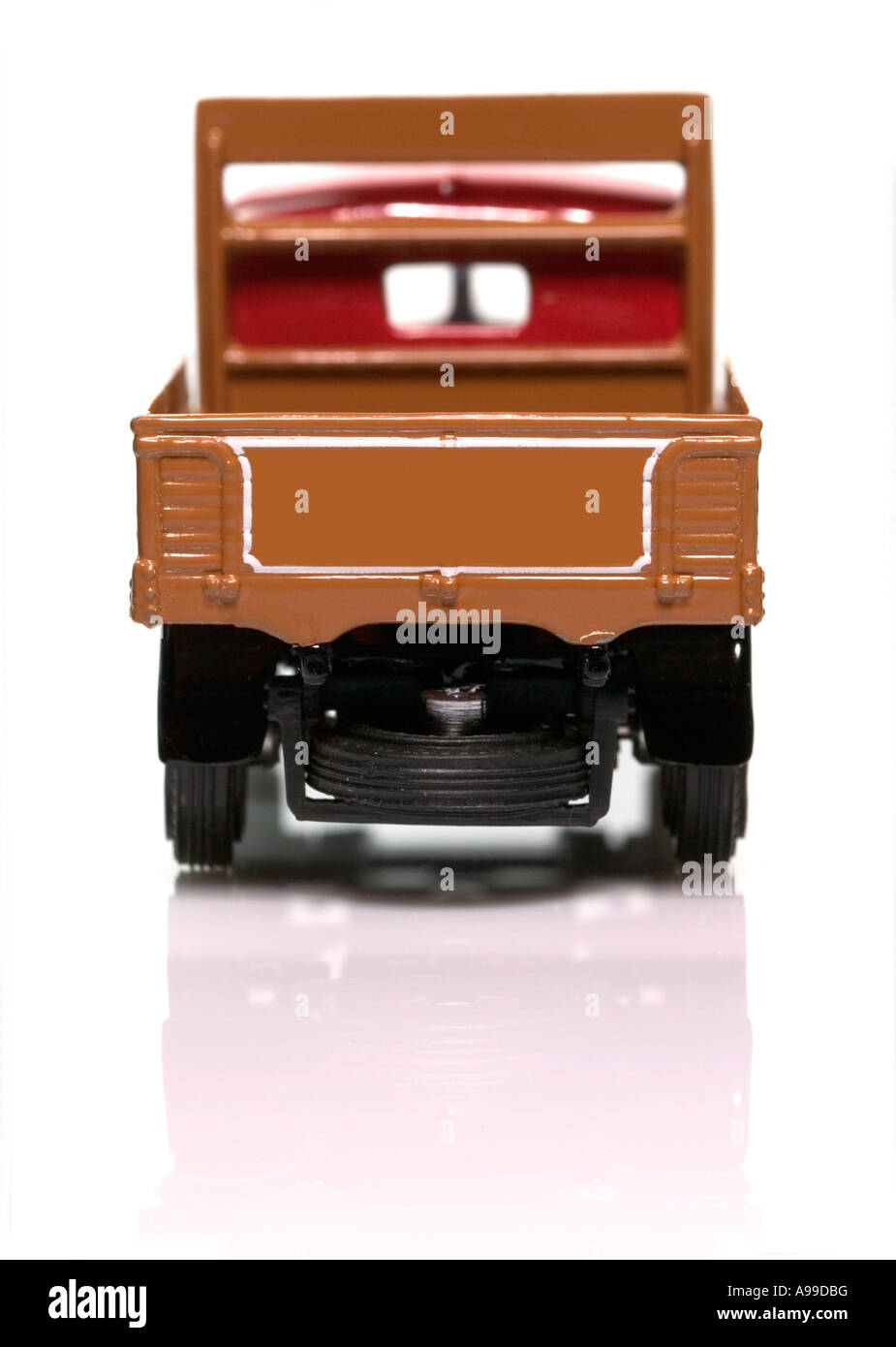 Rückansicht eines Modells alte altmodische Lieferwagens isoliert auf weiss Stockfoto