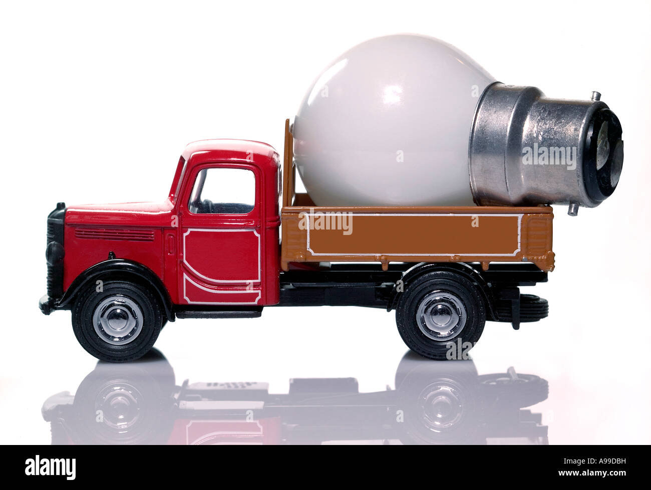 Spielzeug-Lieferwagen mit einer Glühbirne in isoliert auf weißem Konzept liefern Ideen Stockfoto