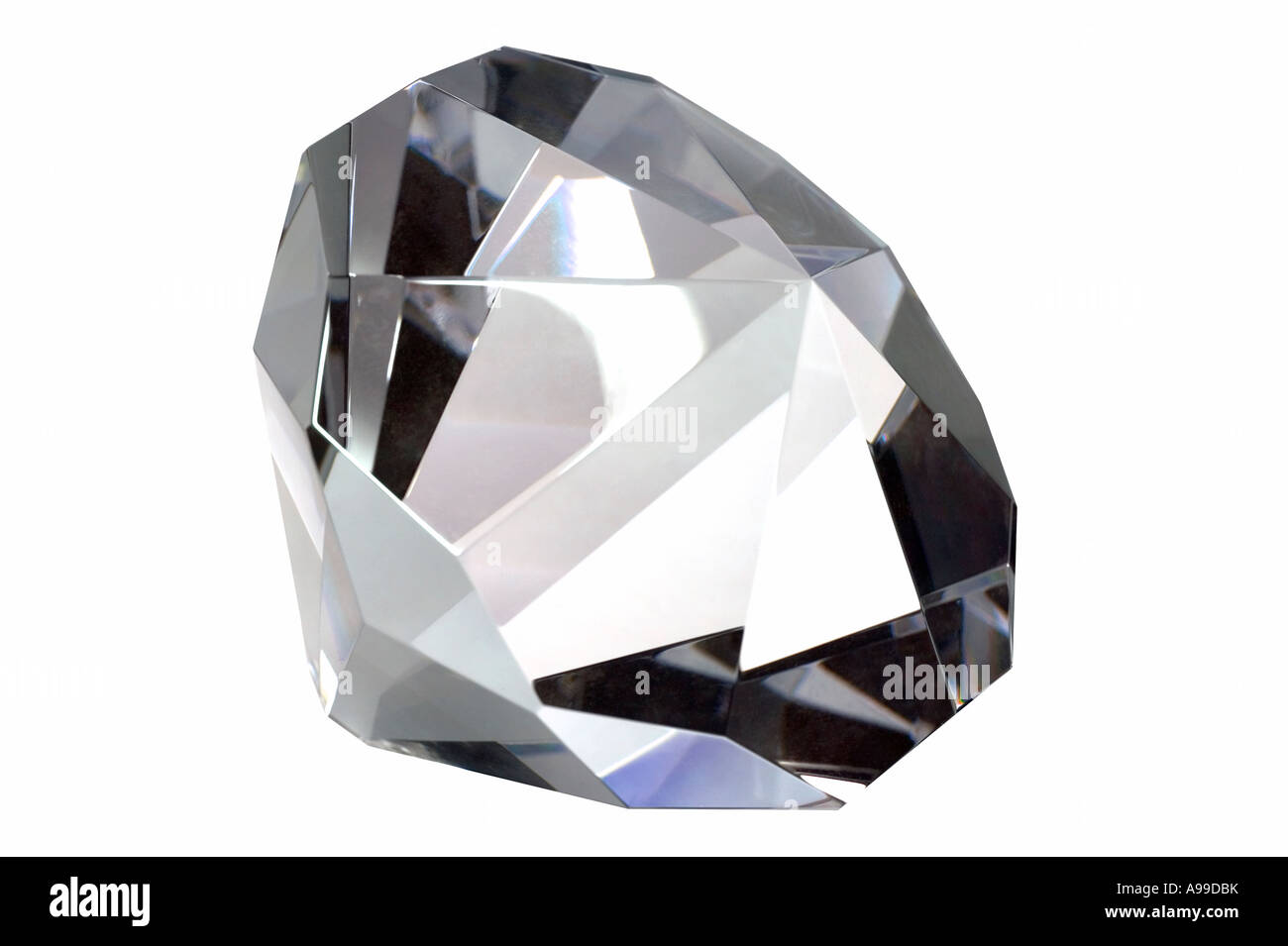 Makroaufnahme eines Diamanten, isoliert auf weiss. Mit Beschneidungspfad. Stockfoto