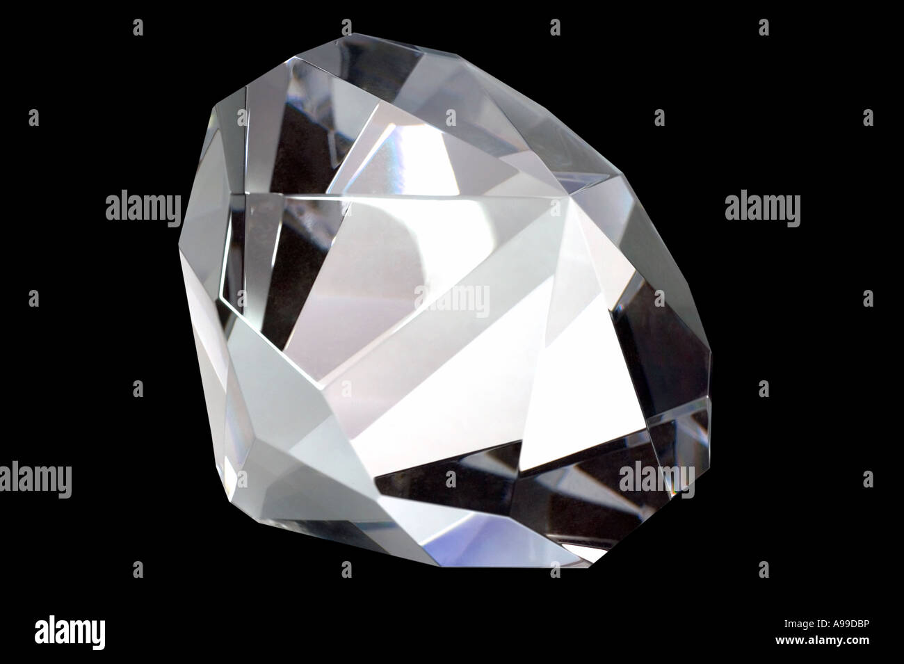 Makroaufnahme eines Diamanten isoliert auf schwarz. Stockfoto