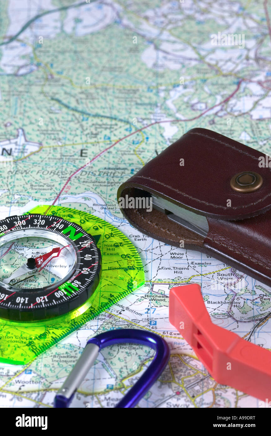 Kompass und Zubehör auf einem Kartenhintergrund Stockfoto