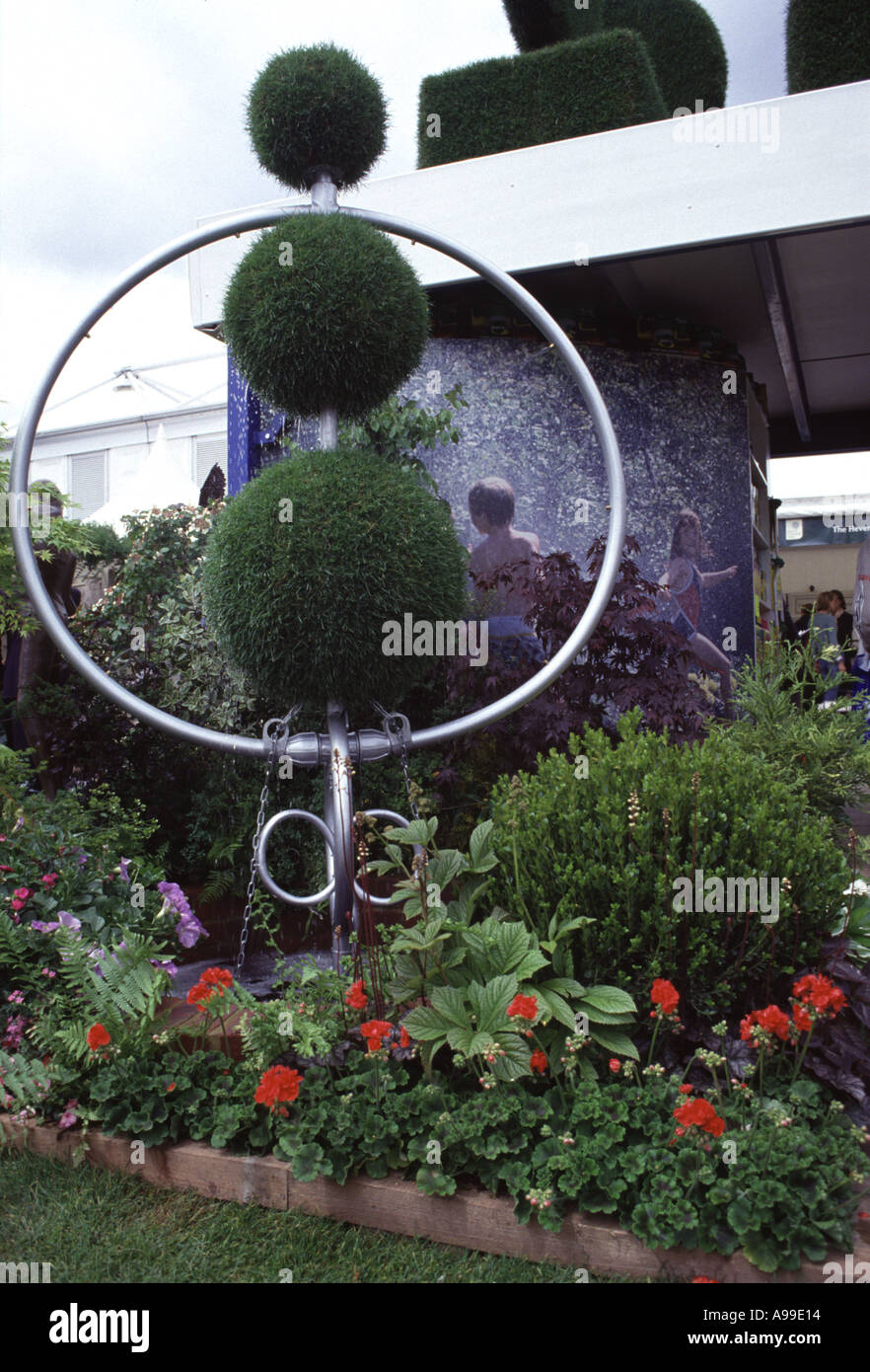 Kleiner Teich mit kleinen Kugeln und Stahl Spannreifen Chelsea Flower Show 2003 Stockfoto