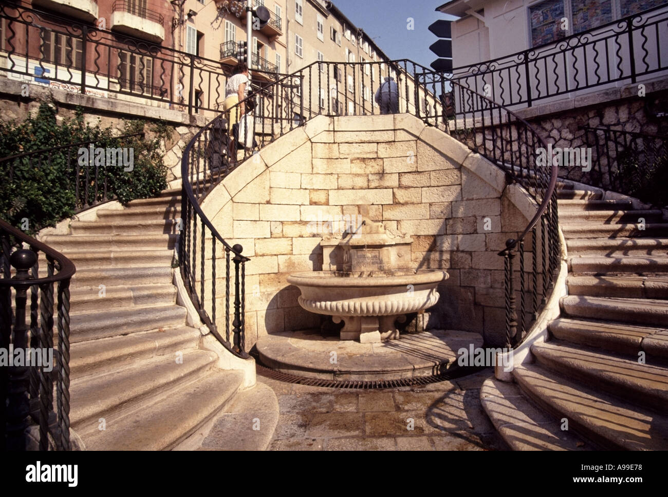 Grasse parfum Zentrum in einer französischen Gemeinde Twin Set von  gekrümmten Stein Schritte mit Brunnen im Departement Alpes Maritimes  Frankreich Stockfotografie - Alamy