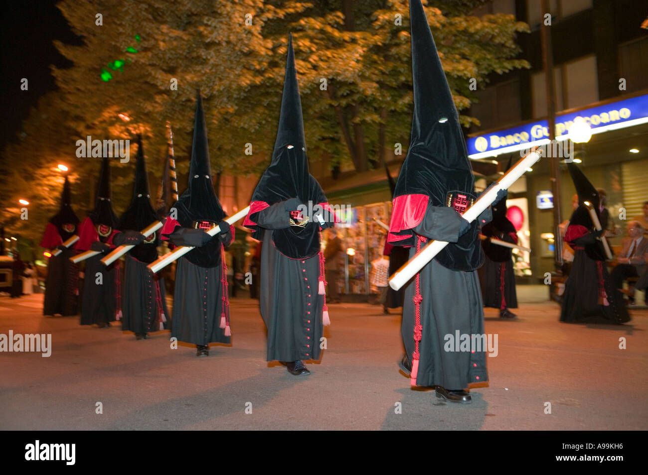 Vermummte Mitglieder einer Bruderschaft-Parade in der Nacht während der Osterwoche Prozession, Bilbao, Nordspanien. Stockfoto