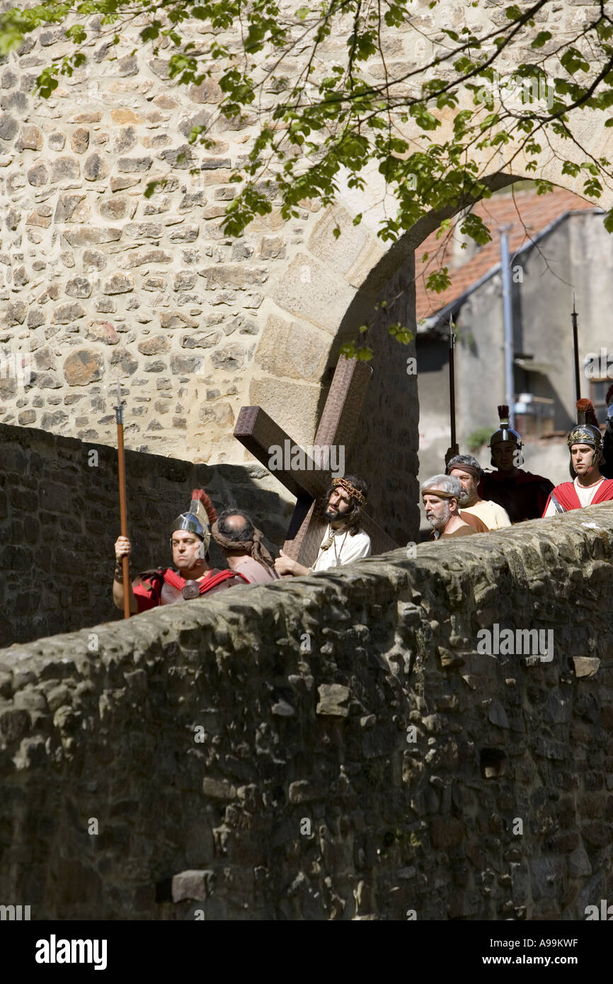 Prozession einschließlich Jesus Christus führt über die alte Brücke, Balmaseda, während der Karwoche Passionsspiel, Nordspanien. Stockfoto