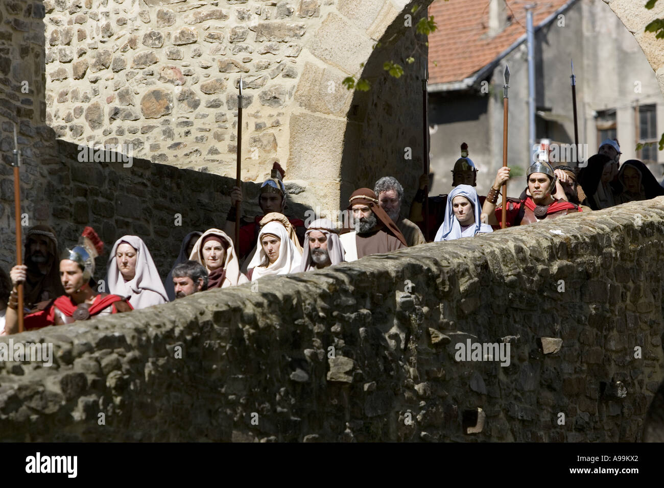 Prozession kreuzt die alte Brücke, Balmaseda, während der Karwoche Passionsspiel, Nordspanien. Stockfoto