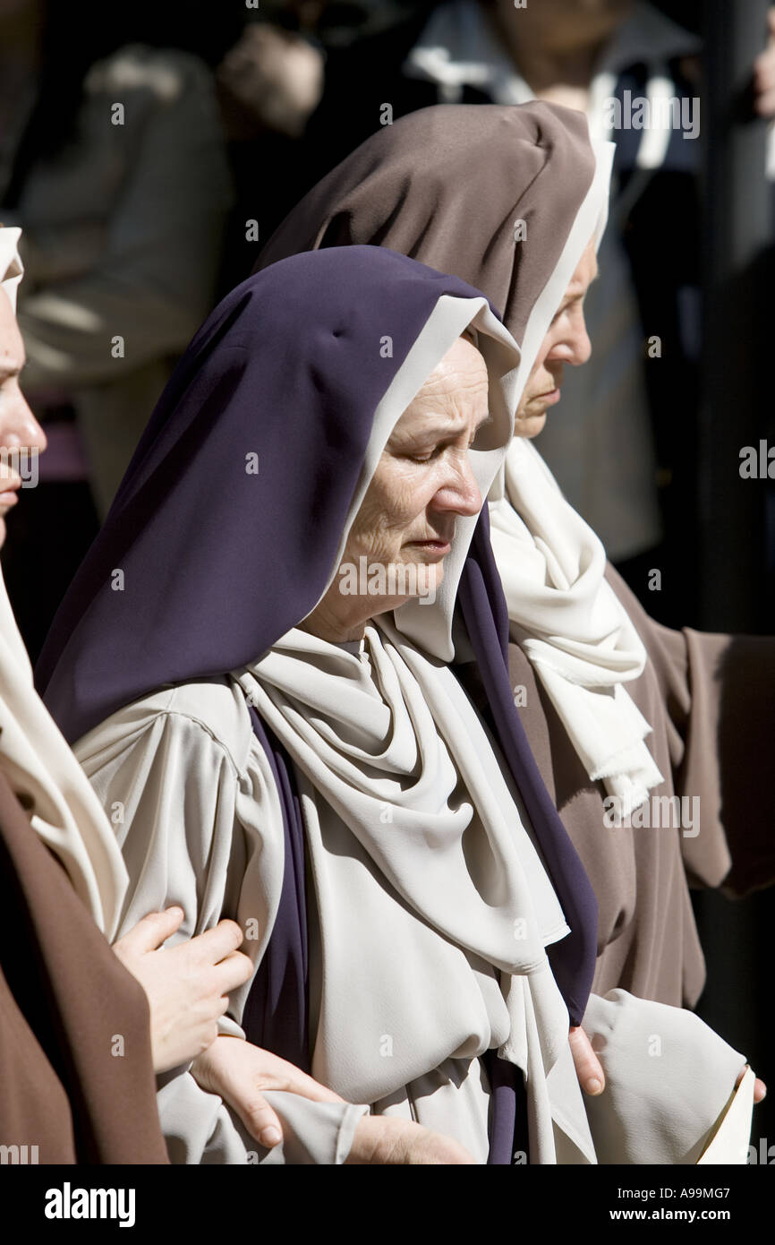 Schauspielerinnen in Prozession während der Karwoche Passionsspiel, Balmaseda, Nordspanien. Stockfoto