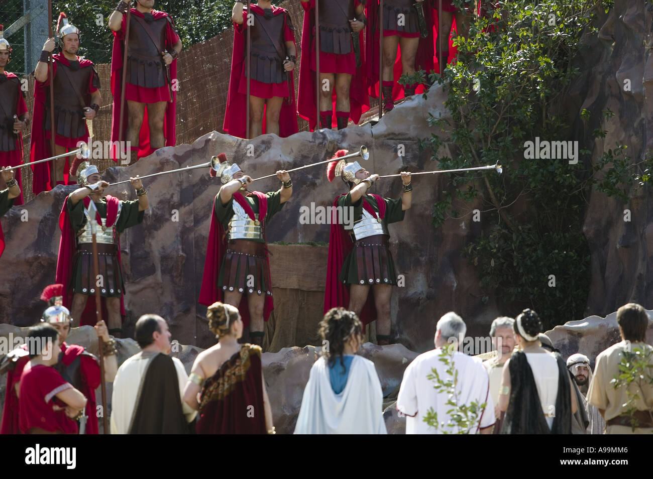 Schauspieler spielen römische Soldaten wehen Hörner während Balmaseda Passionsspiel, Nordspanien. Stockfoto