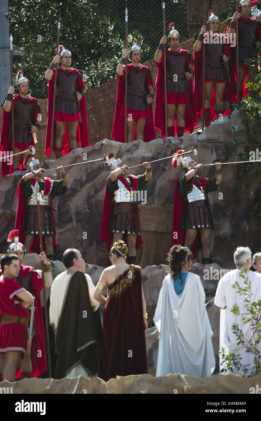 Schauspieler spielen römische Soldaten wehen Hörner während Balmaseda Passionsspiel, Nordspanien. Stockfoto