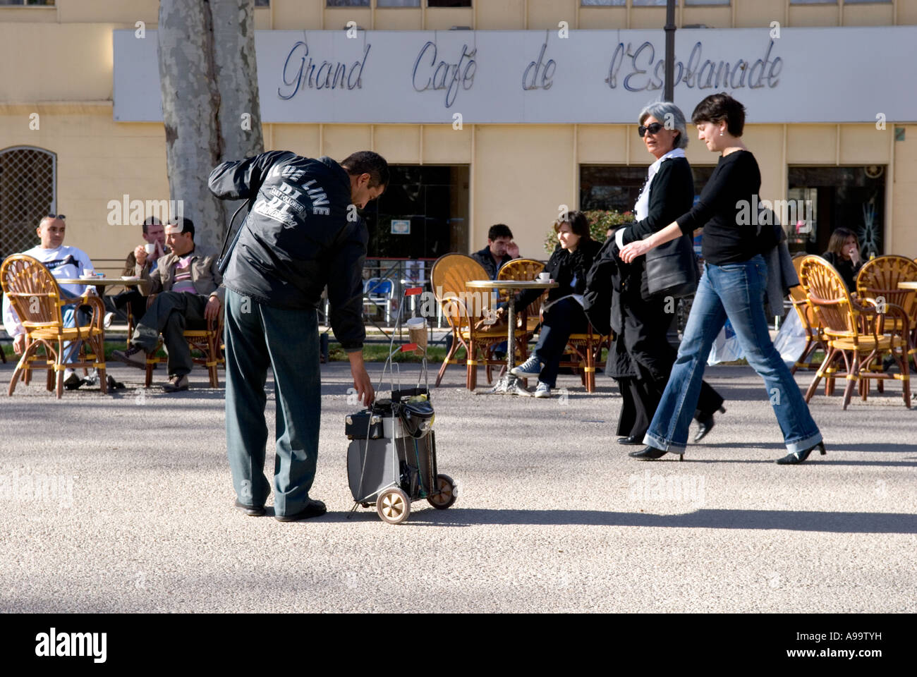 Ein typisch französisches Café und Straßenszene auf Montpellier wichtigsten esplanade Stockfoto