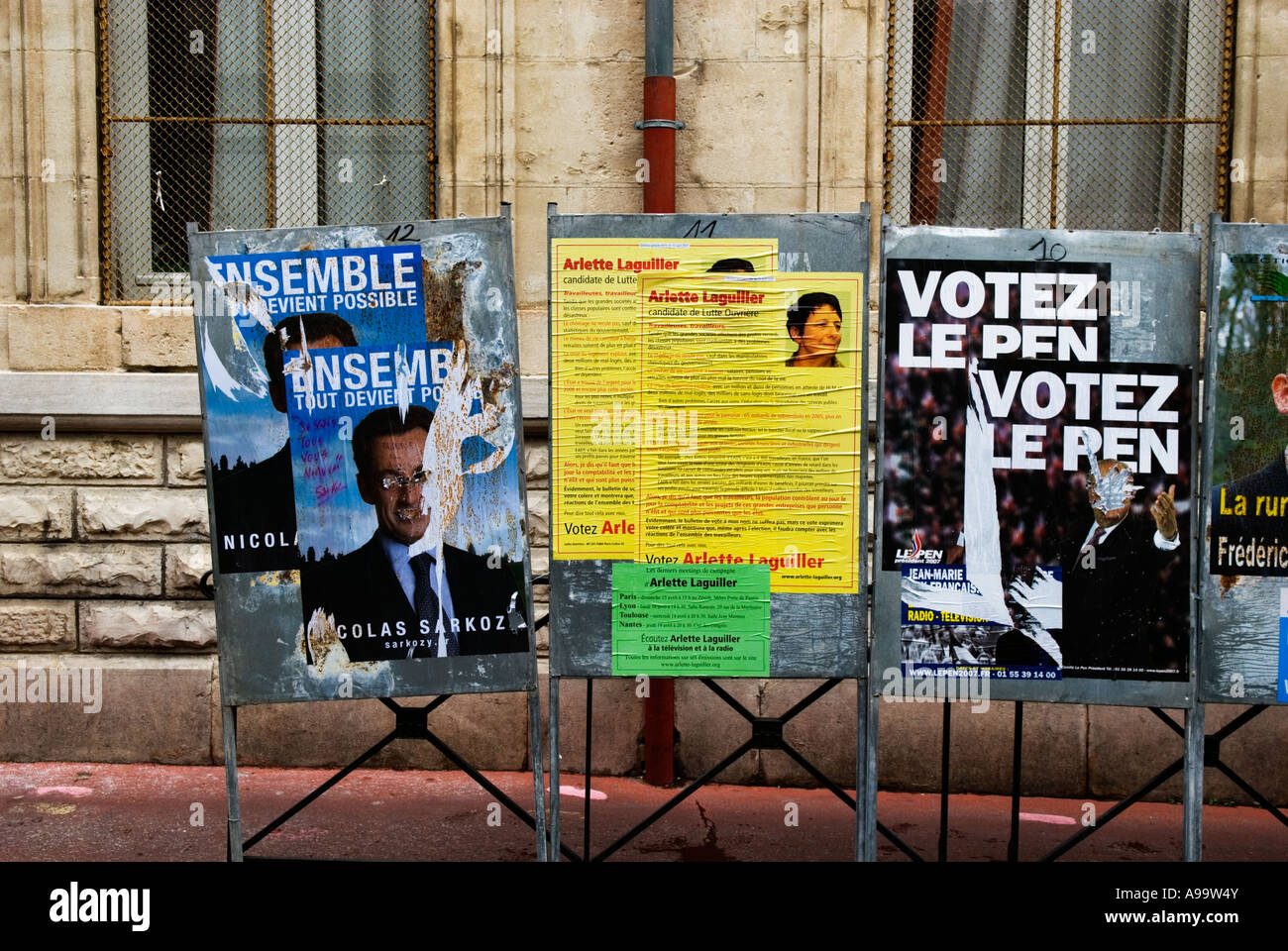 434 drei geschändeter Wahlplakate von einigen französischen Präsidentschaftskandidaten während ihrer Kampagne Büro zu gewinnen Stockfoto
