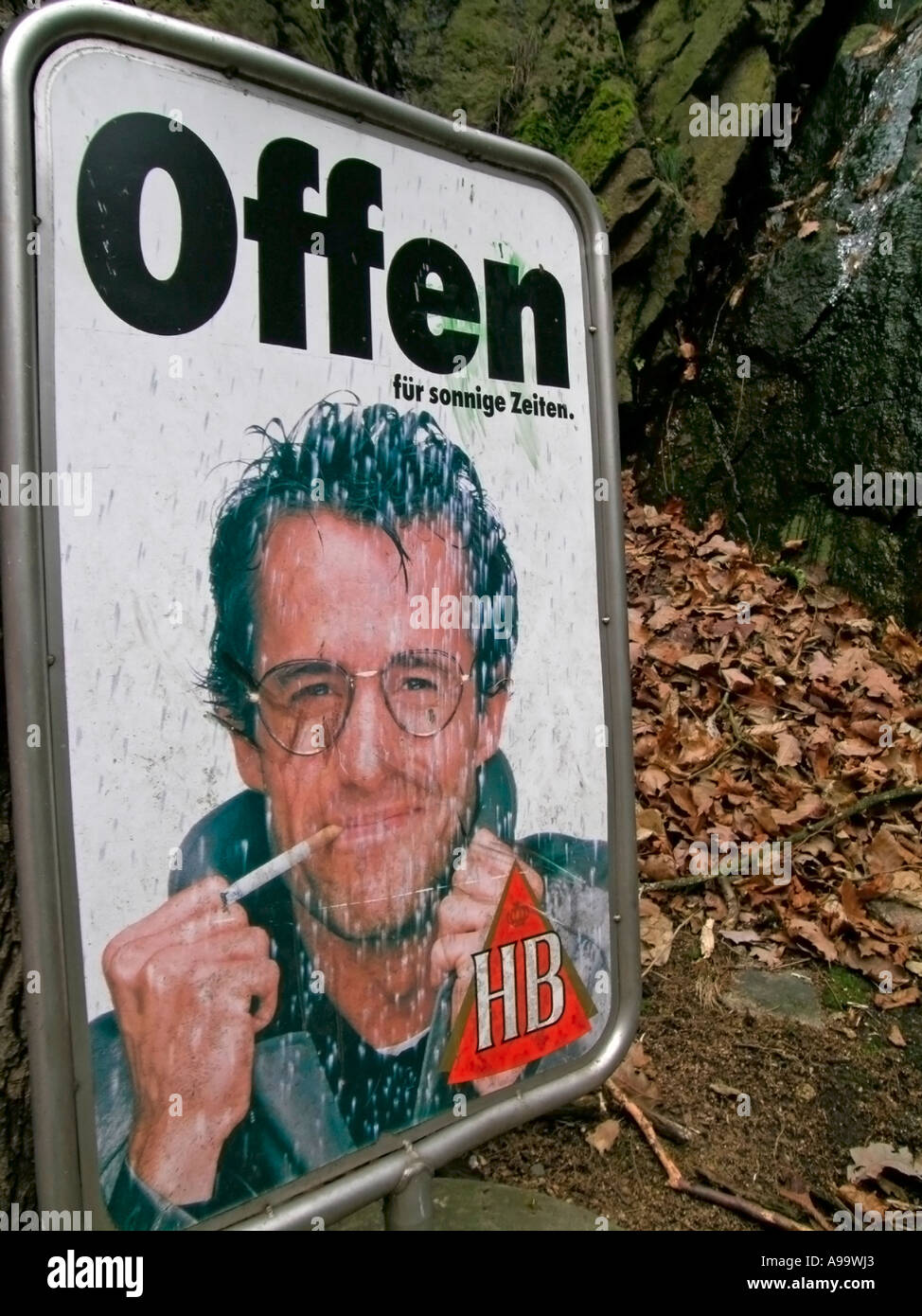 alte Zeichen der Öffnung für Biergarten mit Werbung für Zigaretten Stockfoto