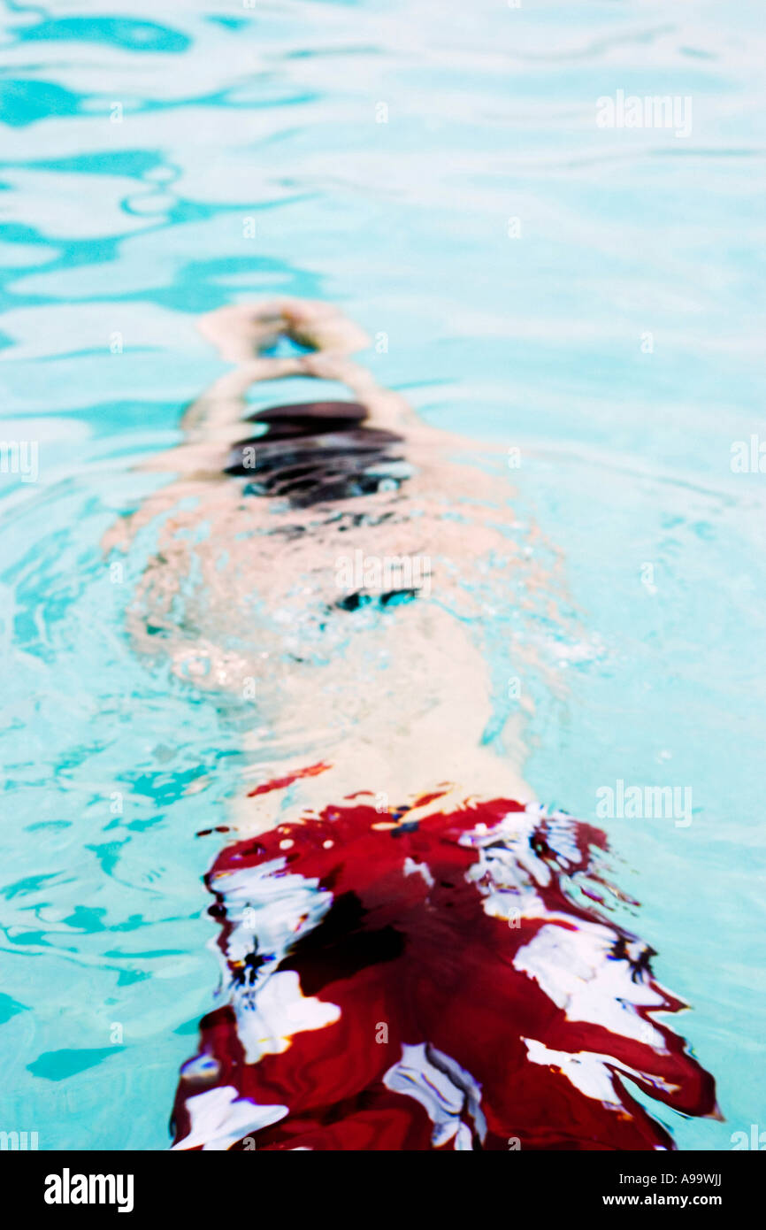 Mann unter der Oberfläche des Wassers schwimmen. Stockfoto